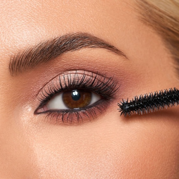 LAWLESS
The One & Done Volumizing Mascara - Picture 8 of 12